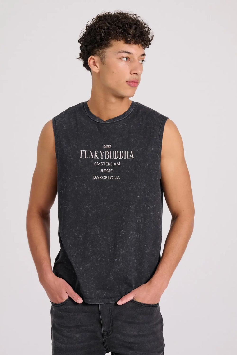 T-SHIRT SLEEVELESS