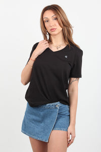 CK EMBRO BADGE V-NECK TEE