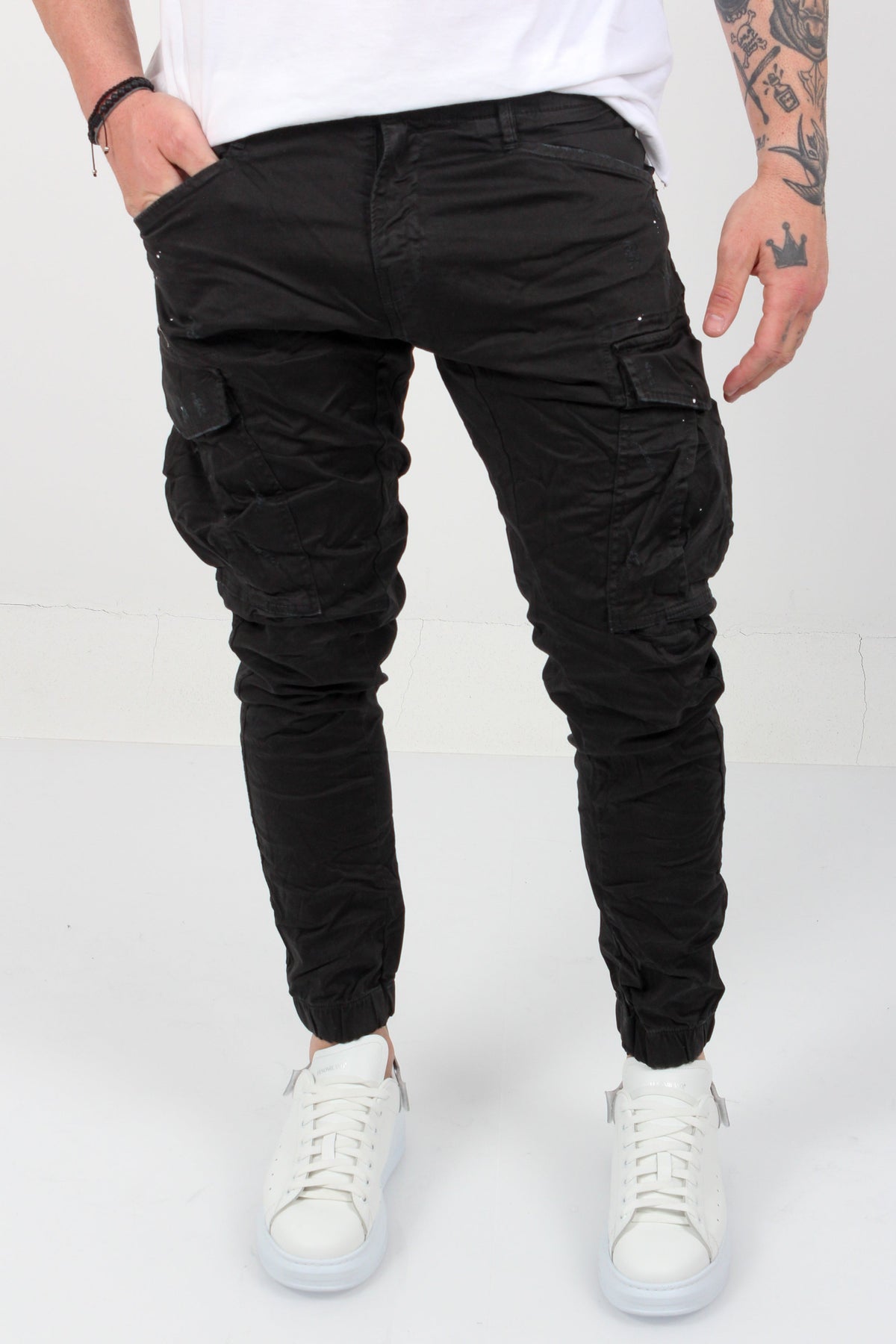 BLACK / 29