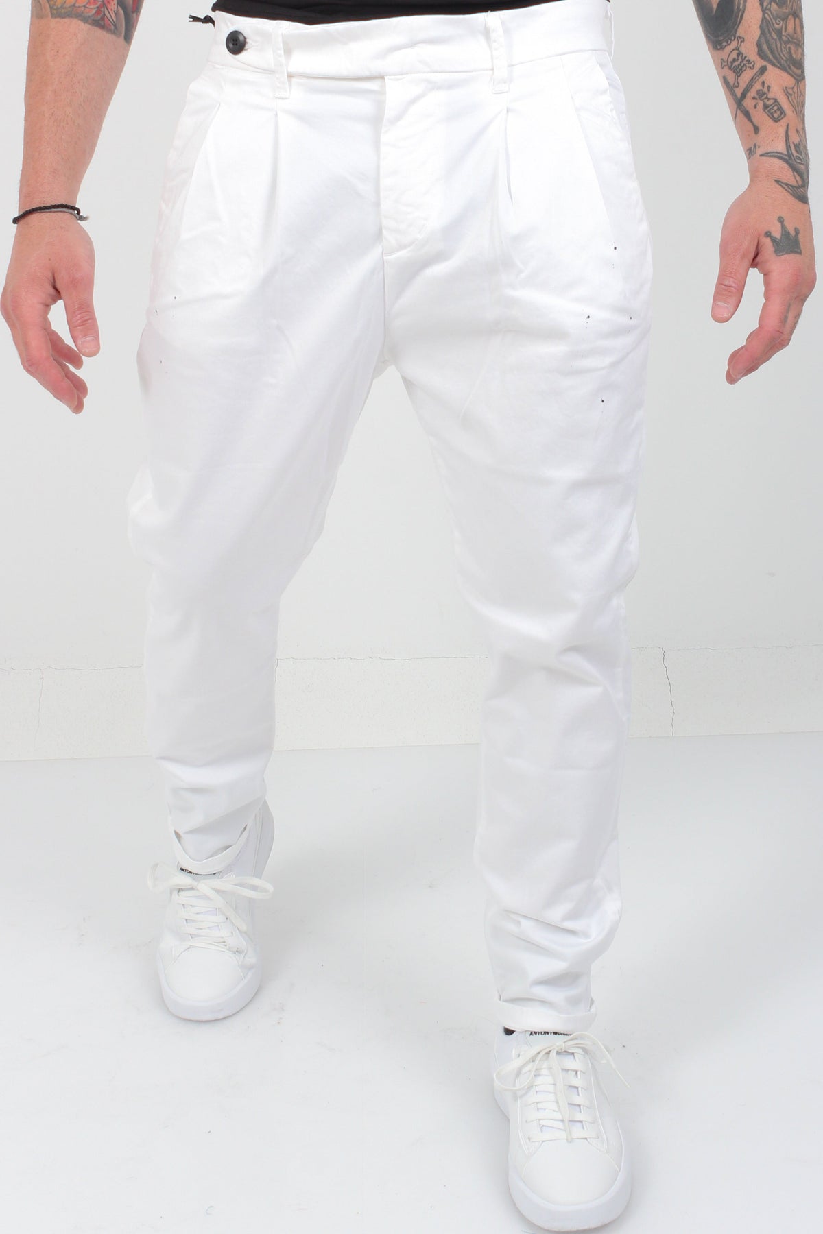 WHITE / 29
