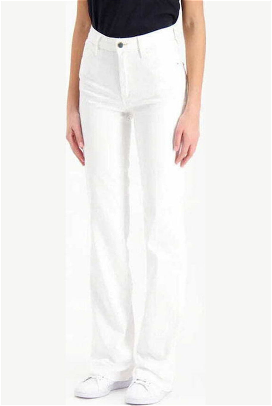 WHITE / 24