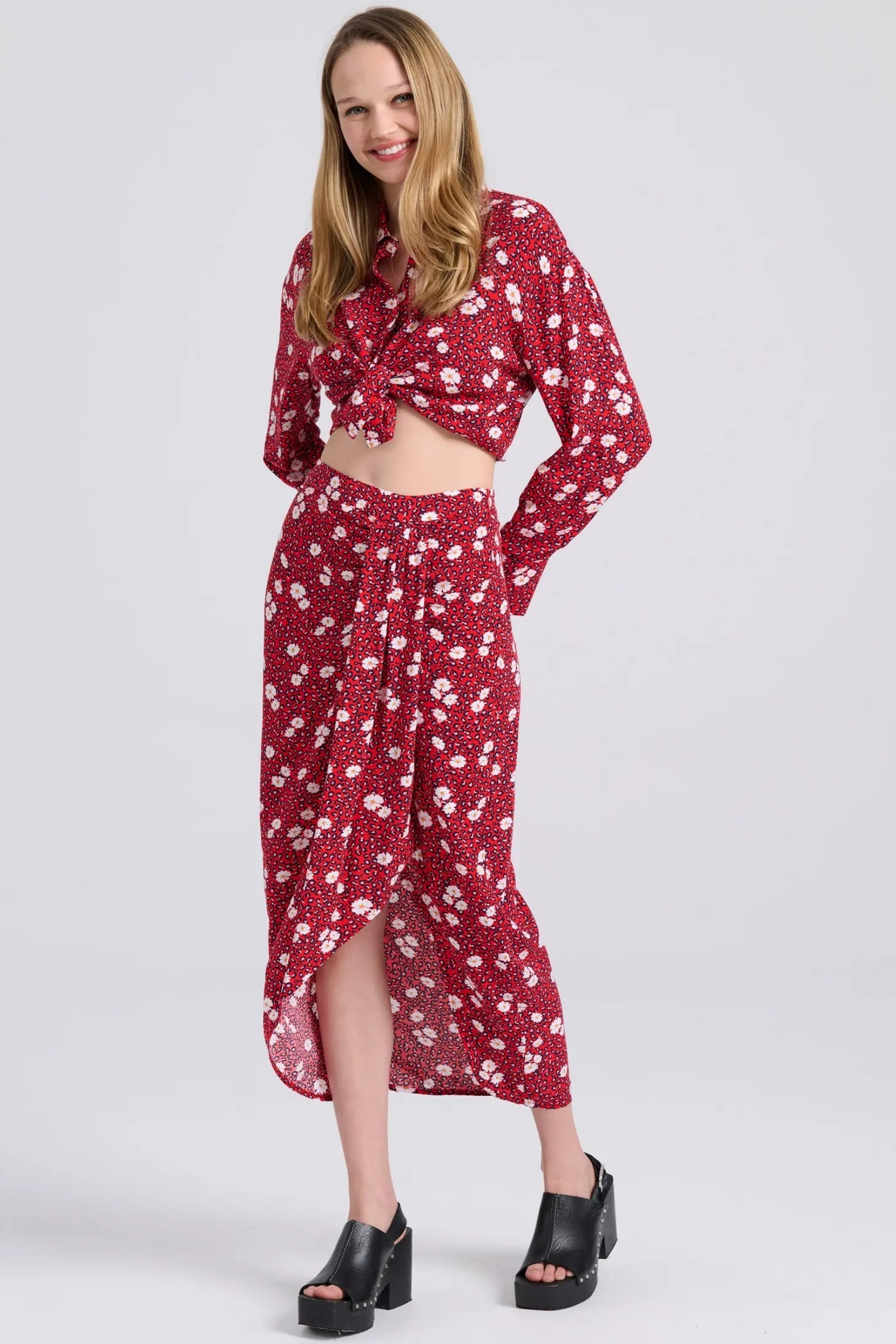 https://powersoft365customers.blob.core.windows.net/he48103-nat-jango-fashion-ltd/Models/24SFBL009-111-05-SARE_1.jpg