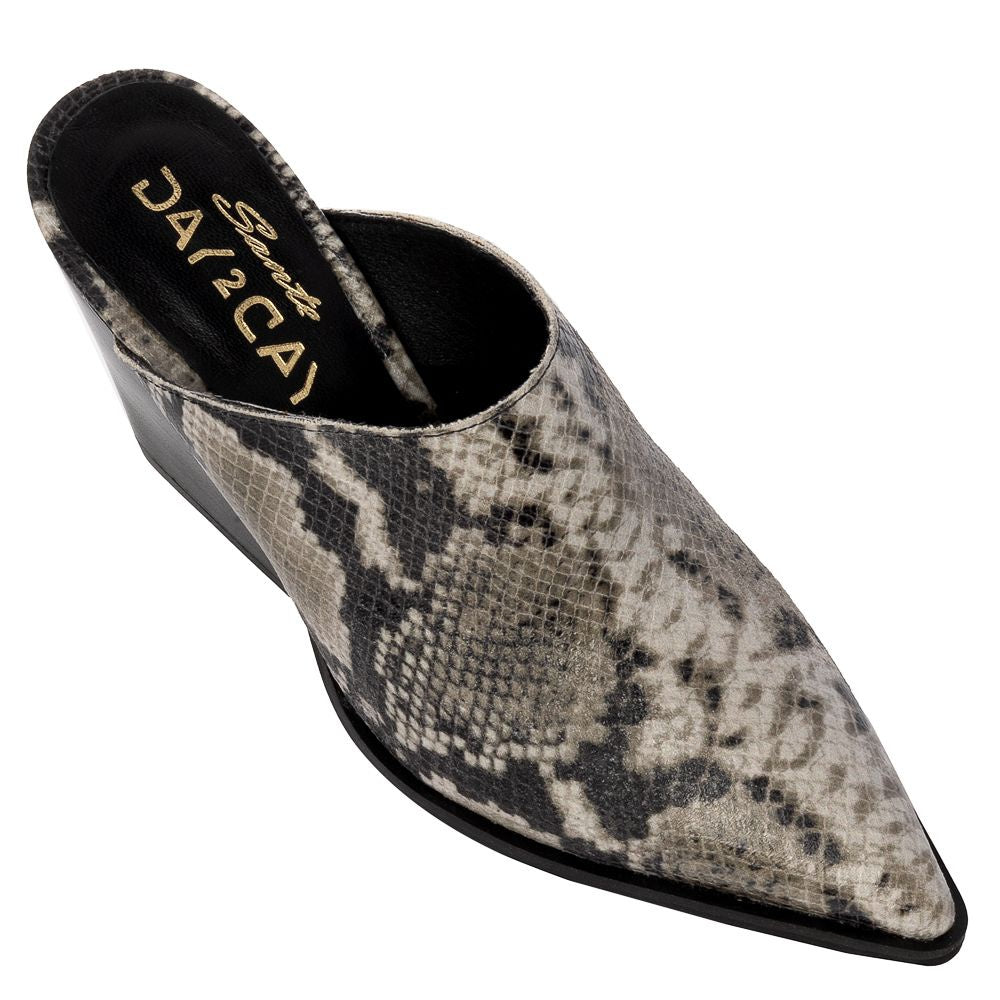https://powersoft365customers.blob.core.windows.net/he48103-nat-jango-fashion-ltd/Models/24SST24-103-SNAKE_3.jpg