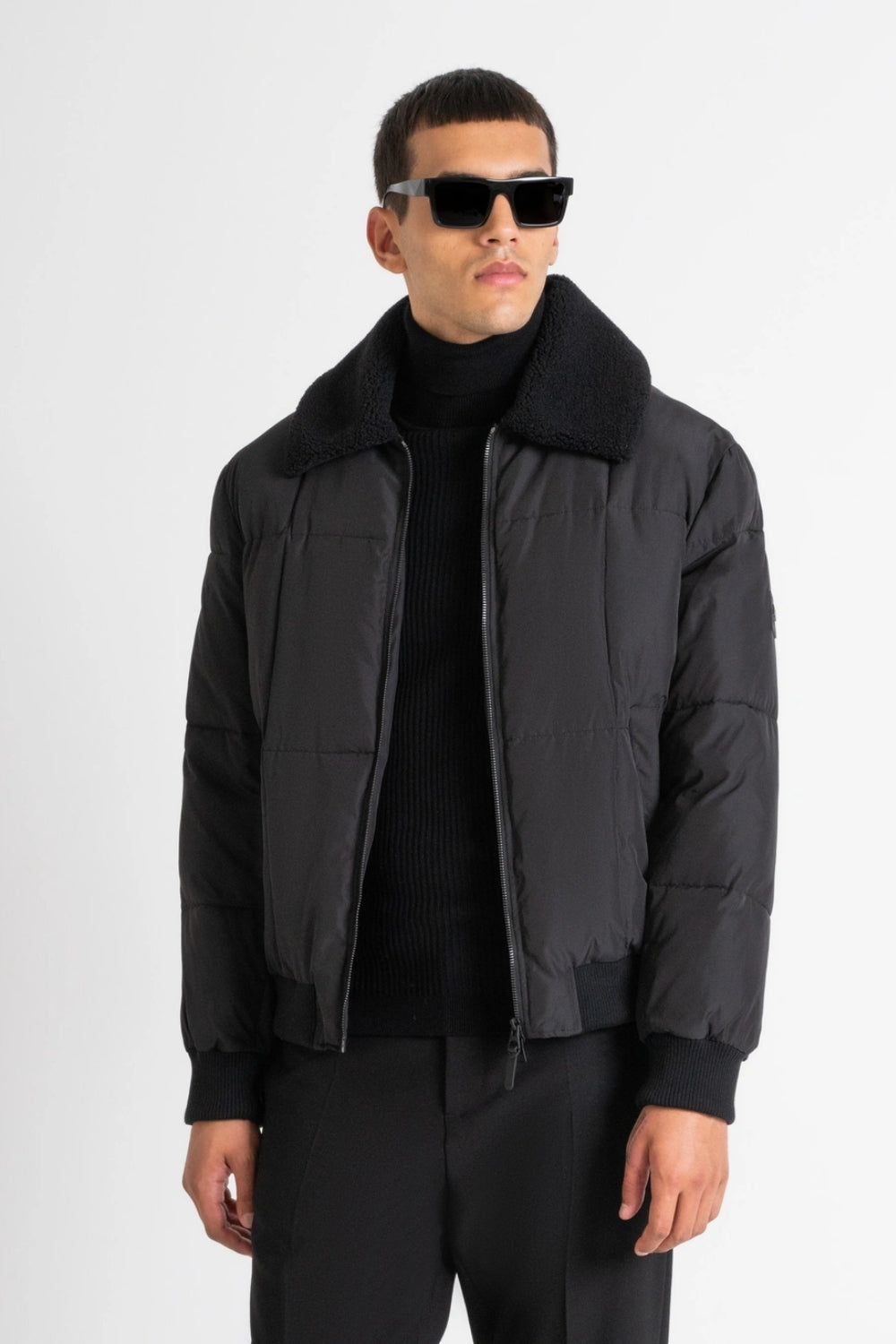 BLACK / M