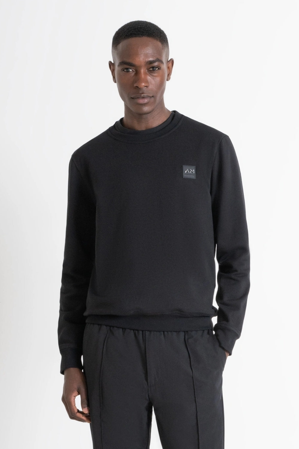 BLACK / M