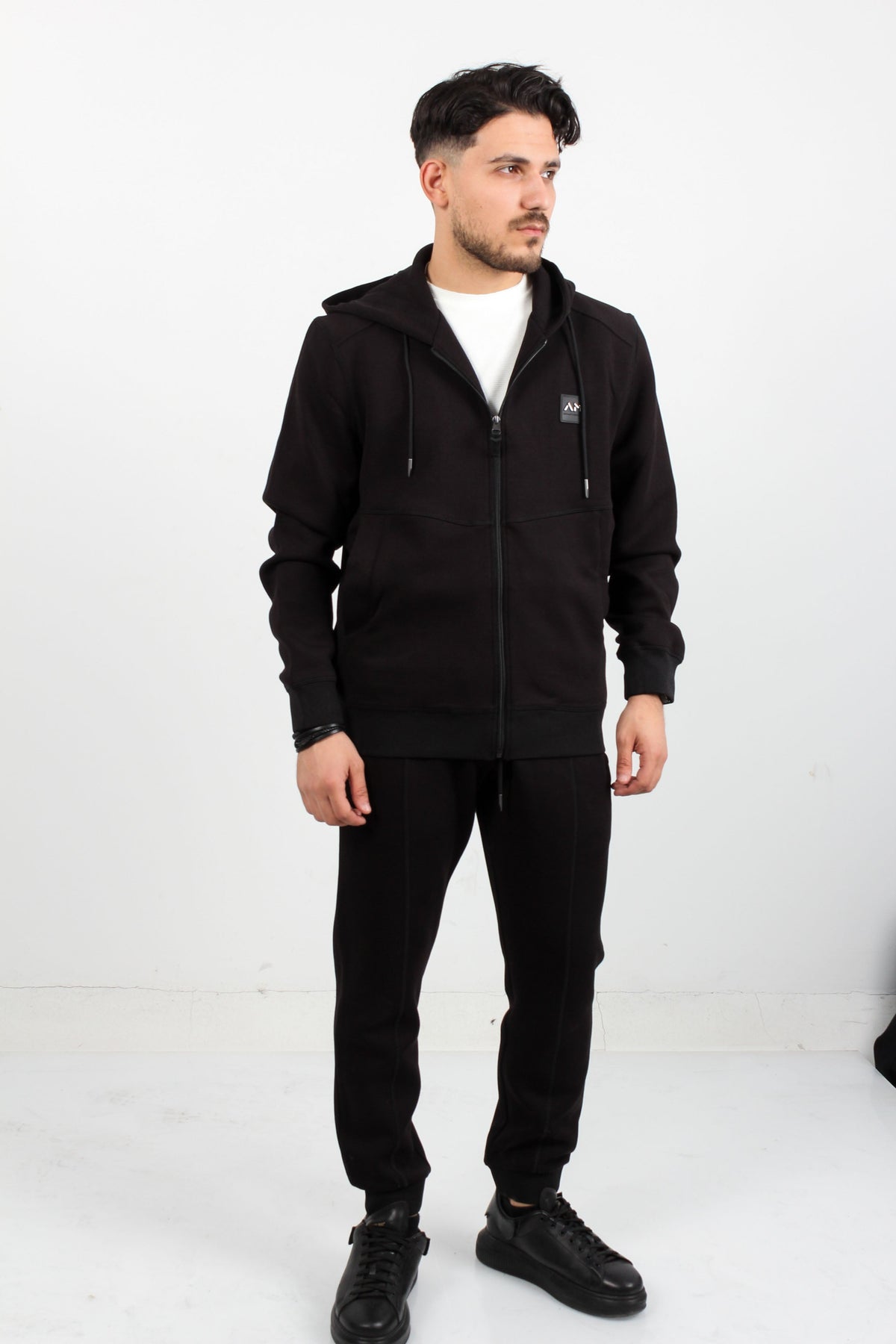 BLACK / M