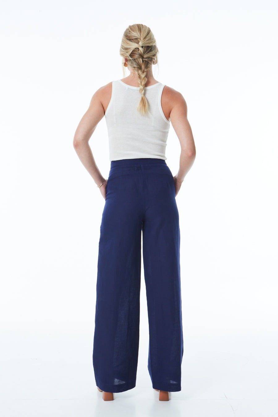https://powersoft365customers.blob.core.windows.net/he48103-nat-jango-fashion-ltd/Models/25SBS25-01-03-012-HAK_3.jpg