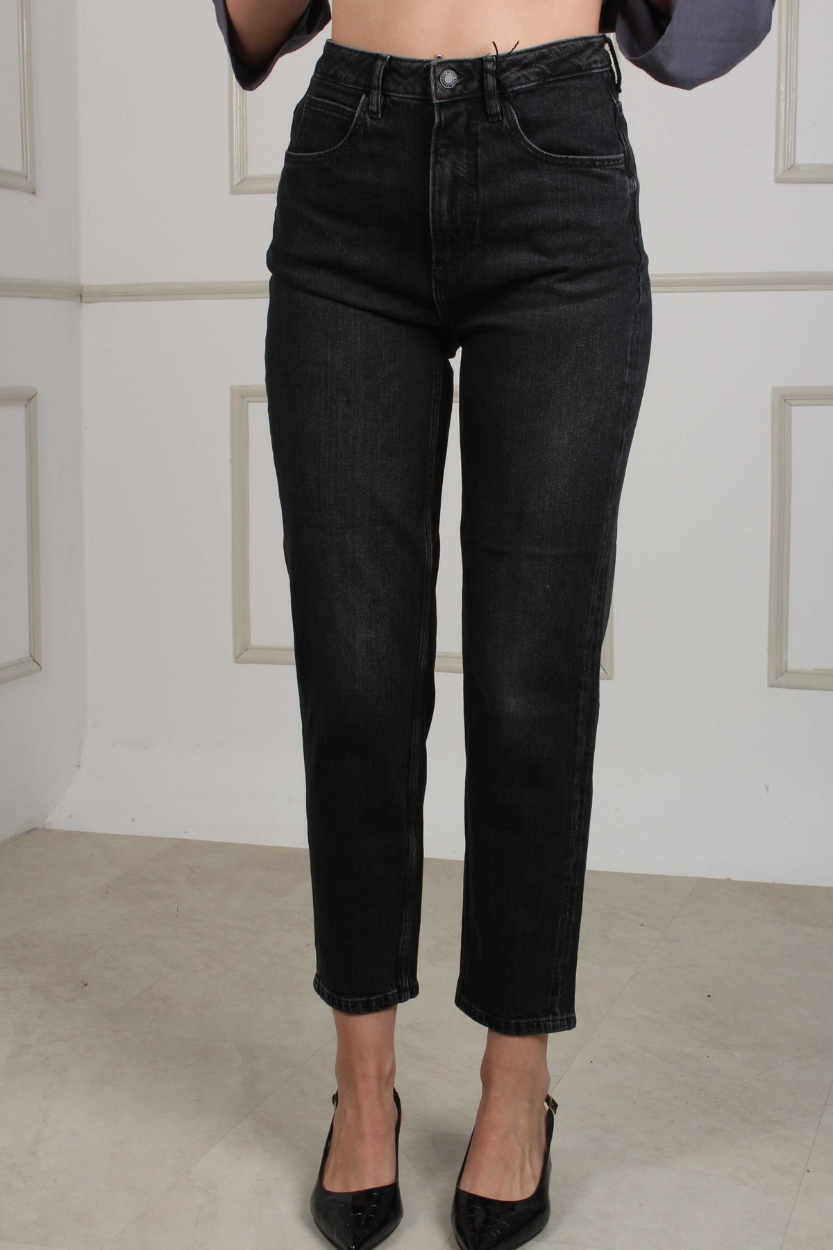 BLACK / 24
