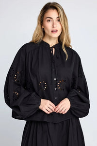 https://powersoft365customers.blob.core.windows.net/he48103-nat-jango-fashion-ltd/Models/26SFBL013-119-05-BLA_1.jpg