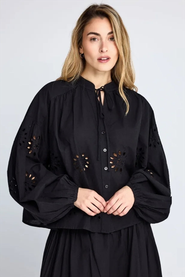 https://powersoft365customers.blob.core.windows.net/he48103-nat-jango-fashion-ltd/Models/26SFBL013-119-05-BLA_1.jpg