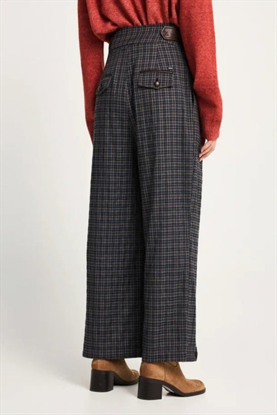 https://powersoft365customers.blob.core.windows.net/he48103-nat-jango-fashion-ltd/Models/26WFBL014-125-02-NVY_1.jpg