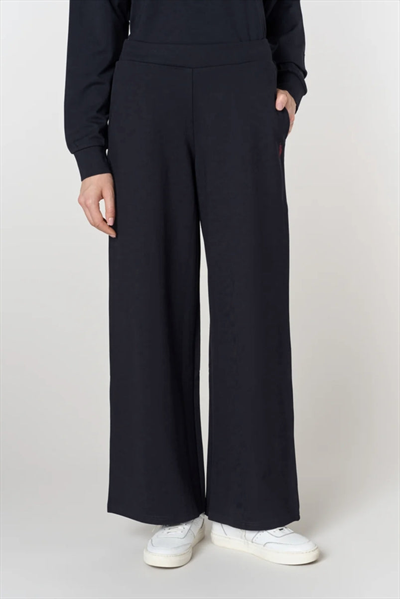 https://powersoft365customers.blob.core.windows.net/he48103-nat-jango-fashion-ltd/Models/26WUSP315004-BLA.jpg