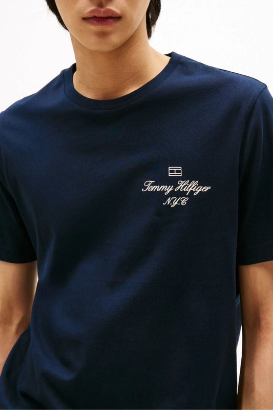 OUTLINE FLAG SCRIPT TEE
