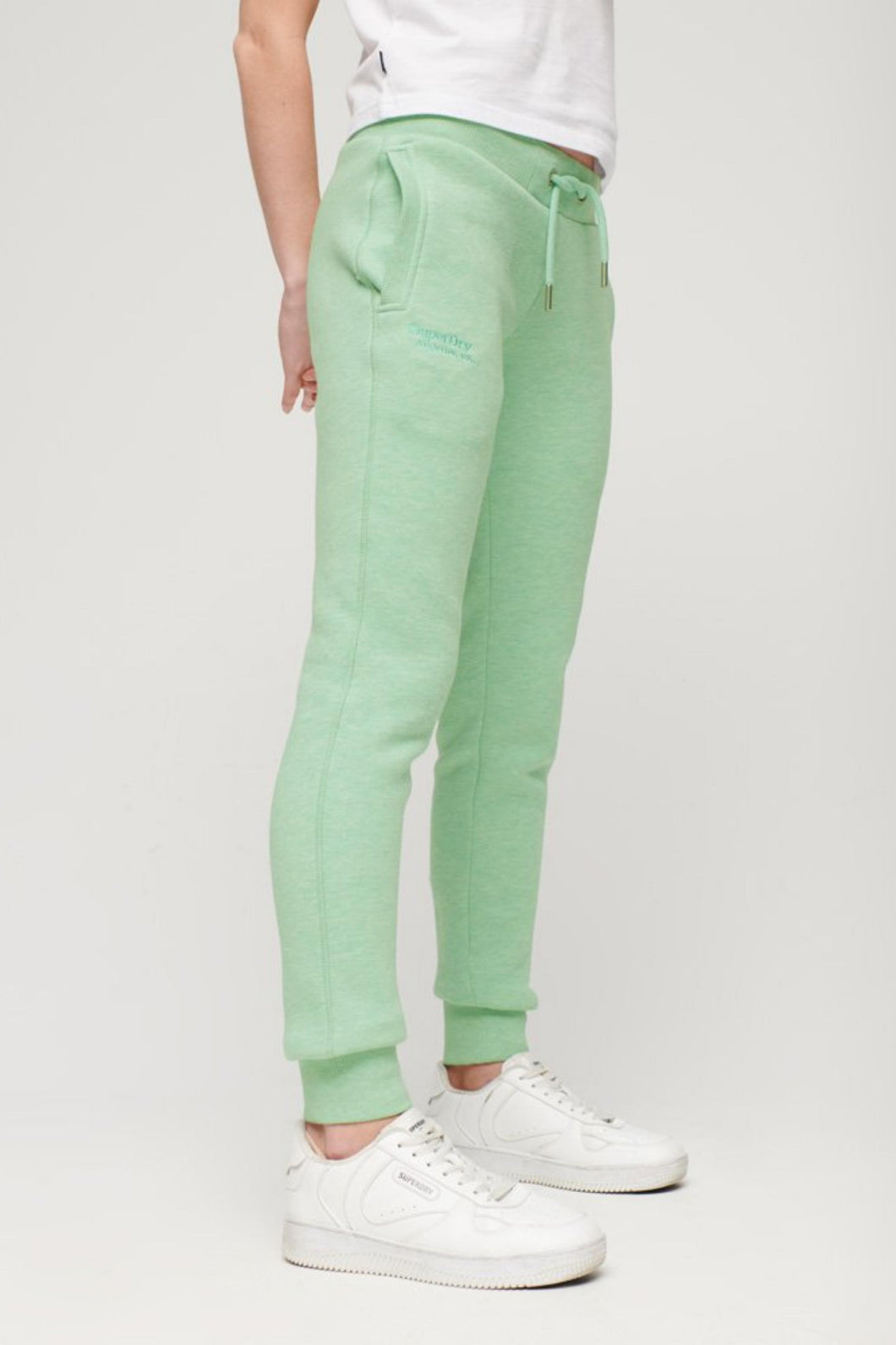 ESSENTIAL LOGO JOGGER